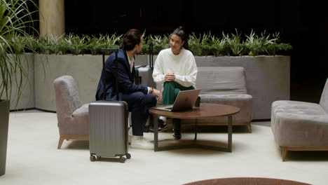 Business-people-having-a-discussion-in-the-hotel-hall