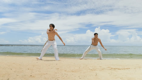 Zwei-Männer-Tanzen-Capoeira-Am-Strand