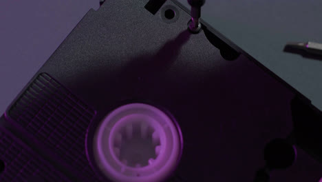 VHS-Kassette-Auf-Violettem-Hintergrund