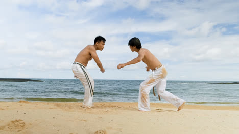Zwei-Männer-Tanzen-Capoeira-Am-Strand