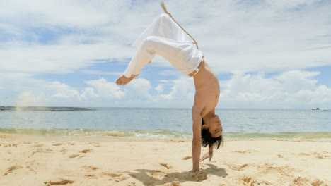 Mann-Tanzt-Capoeira-Am-Strand
