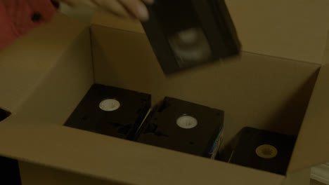 VHS-Kassetten-Auf-Einem-Karton