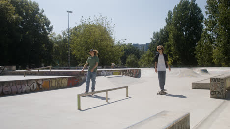 Kaukasische-Freunde-Im-Skatepark.
