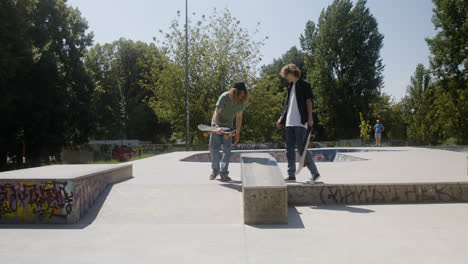 Kaukasische-Freunde-Im-Skatepark.
