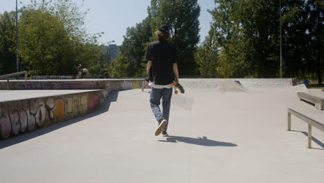 Niño-Caucásico-Caminando-En-Skatepark.