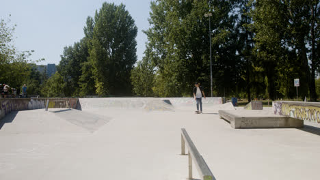 Niño-Caucásico-En-Skatepark.