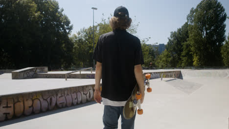 Niño-Caucásico-Caminando-En-Skatepark.