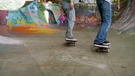 Kaukasische-Jungen,-Die-Im-Park-Skateboard-Fahren.