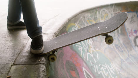 Jungenfüße-Auf-Skateboard-Im-Park.