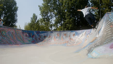 Kaukasischer-Junge,-Der-Im-Park-Skateboard-Fährt.