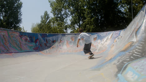 Kaukasischer-Junge,-Der-Im-Park-Skateboard-Fährt.