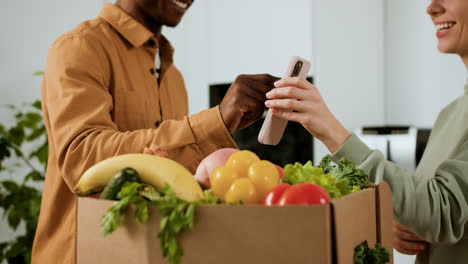 Hombre-Recibiendo-Caja-De-Verduras