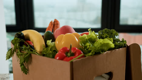 Delivery-box-with-vegetables
