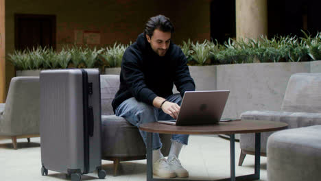 Hombre-Usando-Una-Computadora-Portátil-En-El-Hall-Del-Hotel