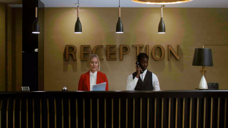 Hotel-receptionists-working-in-the-hotel-hall