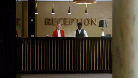 Recepcionistas-Del-Hotel-En-La-Recepción
