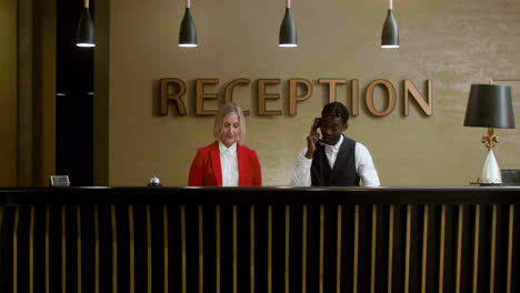 Recepcionistas-Del-Hotel-Dando-La-Bienvenida-A-Los-Huéspedes