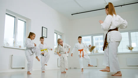 Kinder-Im-Weißen-Kimono-Im-Kampfsportunterricht