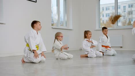 Kinder-Knien-Im-Kampfsportunterricht-Auf-Dem-Boden