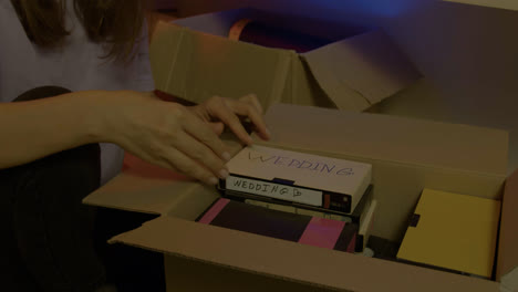 VHS-Kassetten-Auf-Einem-Karton