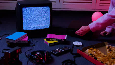 Fernseher-Und-VHS-Kassetten-Auf-Dem-Boden