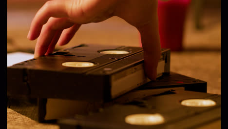 Nahaufnahme-Von-VHS-Kassetten-Auf-Dem-Boden
