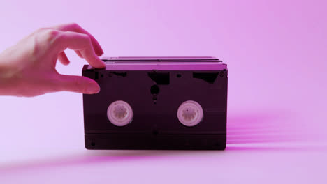 VHS-Kassetten-Auf-Lila-Hintergrund