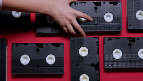 VHS-Kassetten-Auf-Burgunderrotem-Hintergrund