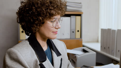 Close-up-view-of-businesswoman-in-vintage-office.