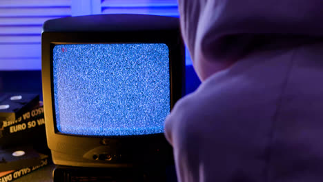 Fernseher-Auf-Dem-Boden