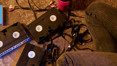VHS-Kassetten-Auf-Dem-Boden