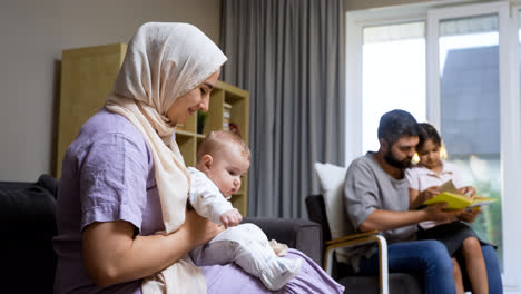 Seitenansicht-Einer-Islamischen-Frau-Und-Eines-Babys-Im-Wohnzimmer.