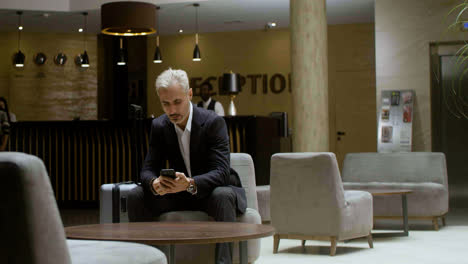 Man-waiting-in-the-hotel-reception-area