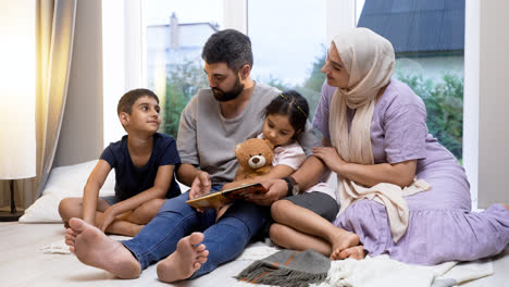 Islamische-Familie-Im-Wohnzimmer.