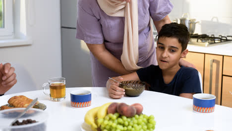Niño-Islámico-Desayunando.