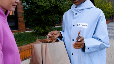 Woman-delivering-fast-food
