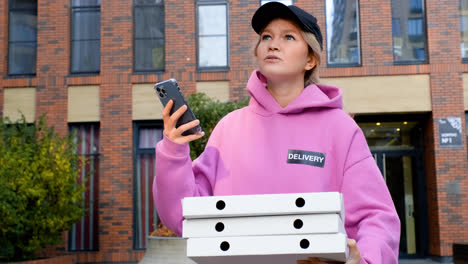 Junge-Frau-Hält-Pizzakartons-Auf-Der-Straße