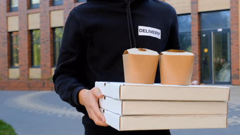 Junger-Mann-Hält-Pizzakartons