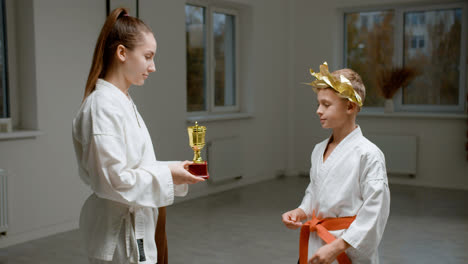 Schüler-Und-Lehrer-Im-Weißen-Kimono-Im-Kampfsportunterricht