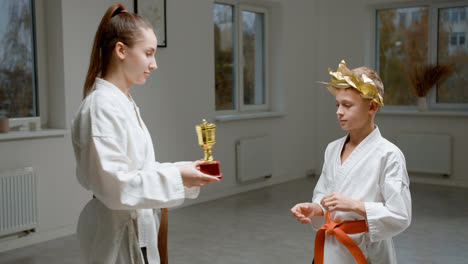 Schüler-Und-Lehrer-Im-Weißen-Kimono-Im-Kampfsportunterricht