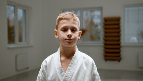Junge-Im-Weißen-Kimono-Im-Kampfsportunterricht
