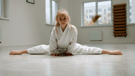 Mädchen-Im-Weißen-Kimono-Im-Kampfsportunterricht