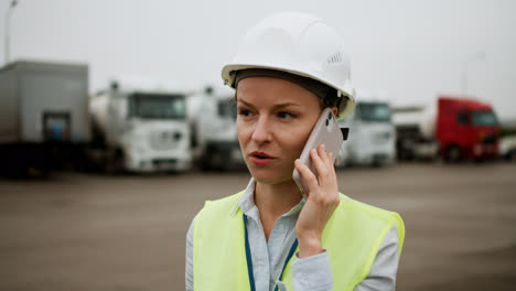 Worker-talking-on-the-phone