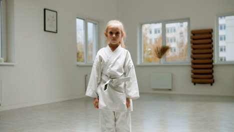 Mädchen-Im-Weißen-Kimono-Im-Kampfsportunterricht