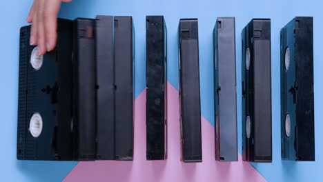 VHS-Kassetten-Auf-Blauem-Und-Rosa-Pastellhintergrund