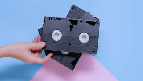 VHS-Kassetten-Auf-Blauem-Und-Rosa-Pastellhintergrund