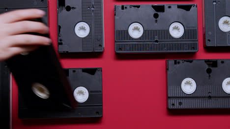 VHS-Kassetten-Auf-Burgunderrotem-Hintergrund