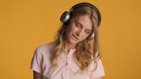 Mujer-Caucásica-Con-Auriculares-Escuchando-Música.