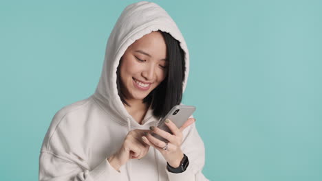 Asiatische-Frau,-Die-Selfie-Auf-Dem-Smartphone-Macht.