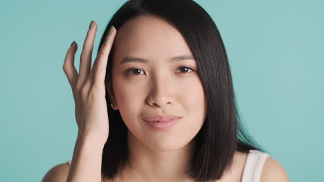 Asiatische-Frau,-Die-Ihr-Make-up-Macht.